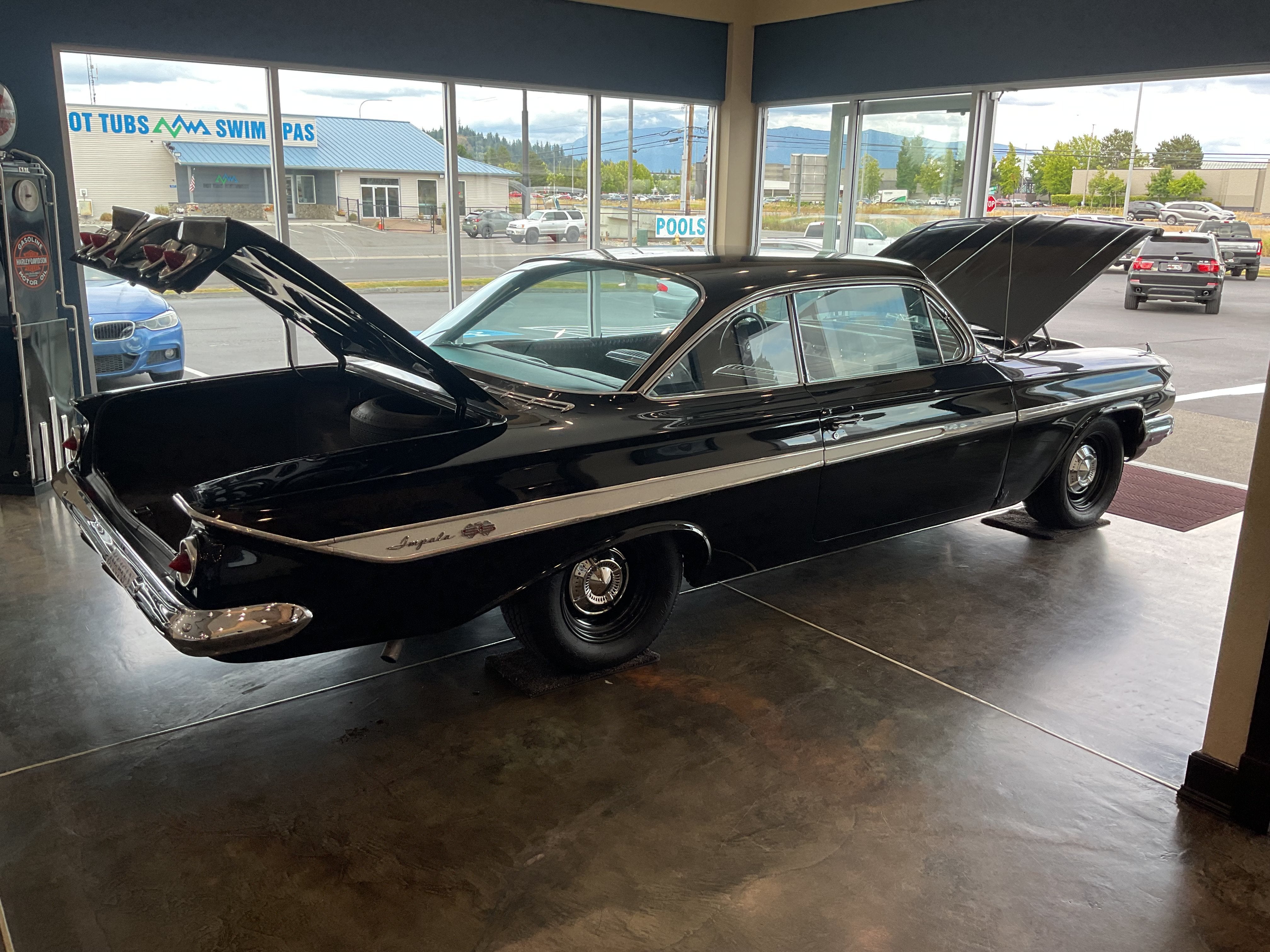 1961 Chevrolet Impala Impala SS 4 speed in Black — front three-quarter view
